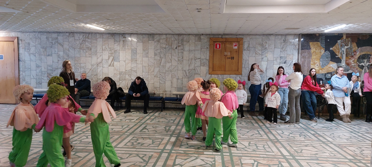 В фойе в ДК сразу попали на репетицию вот этих малышей. Кстати, ДК этот уже очень давно не видел ремонта и там явно устарело огромное количество оборудования и оснащения и зрительных залов, и фасада, и кровли, и фойе и вестибюлей.