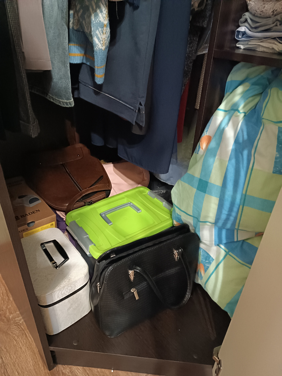 Белый сундучок с ароматами, а в контейнере колготки капроновые