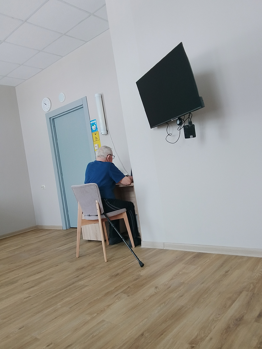 Мой сосед за ноутбуком. 