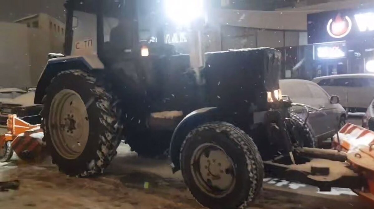     Более 50 спецмашин вышли на дороги Красноярска после мартовского снегопада