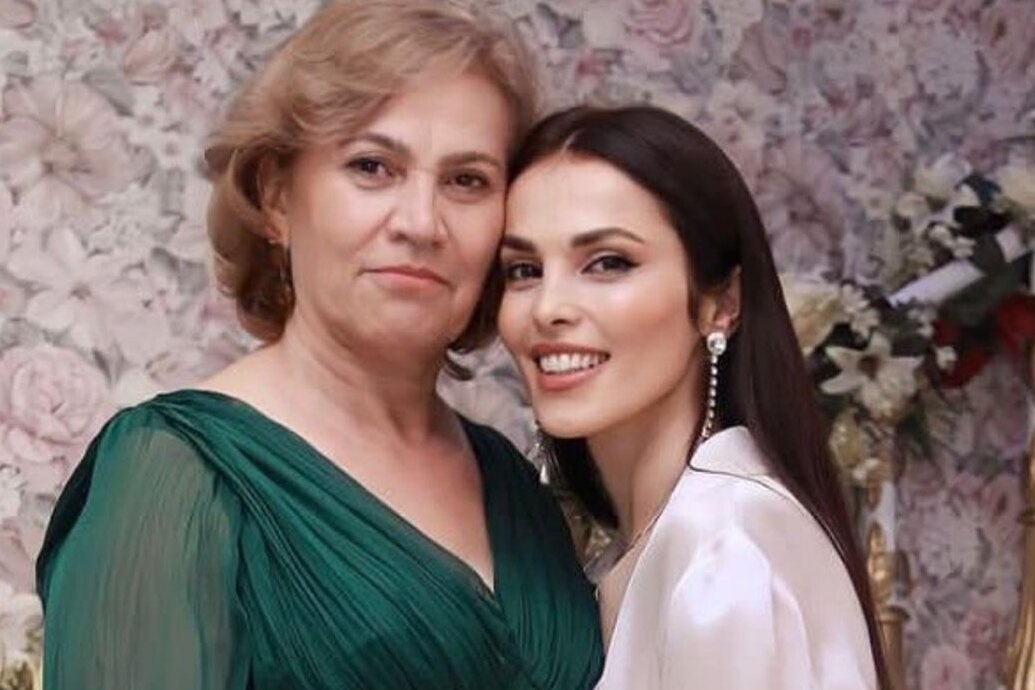     «Царственно прекрасная моя!»: Сати Казанова показала трогательные снимки с мамой по важному поводу