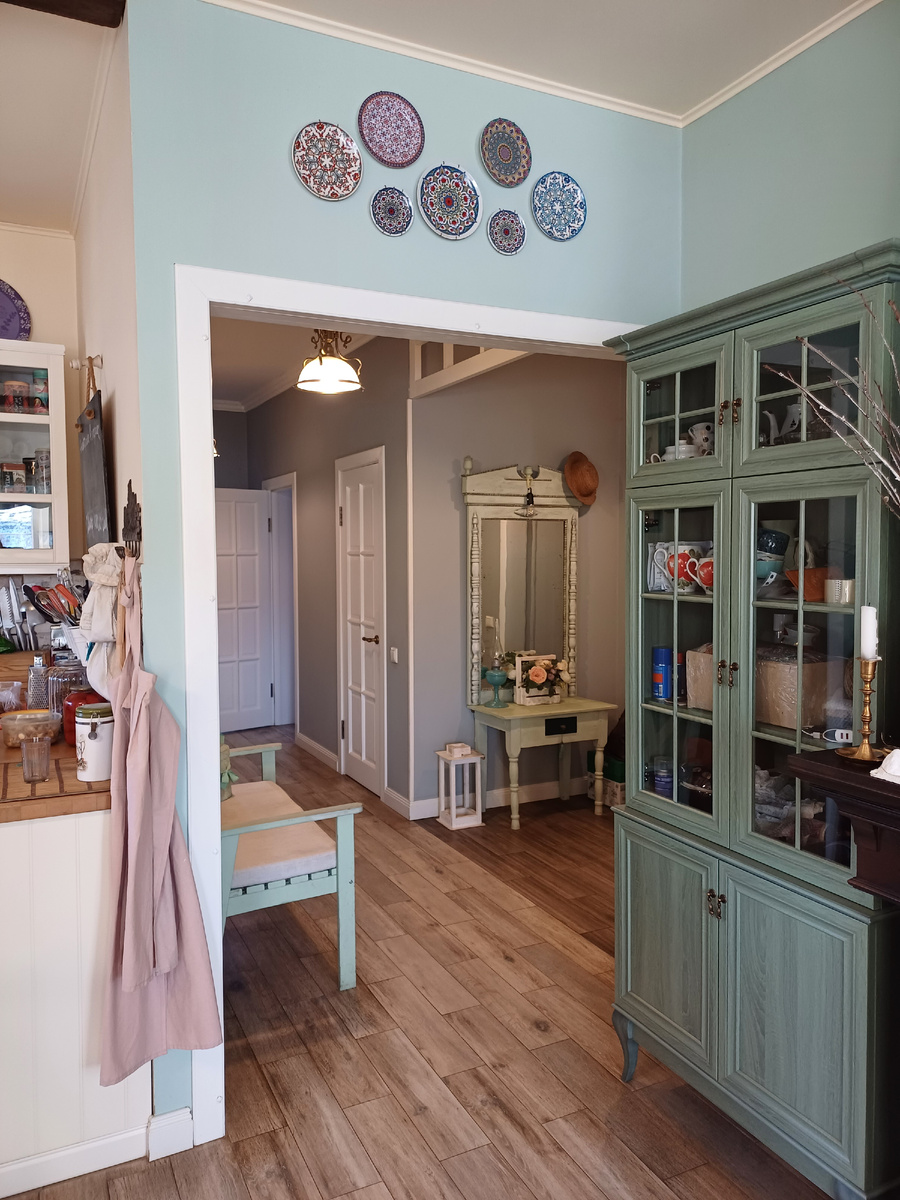 Вид из гостиной в прихожую: самая проходная часть дома, где под трюмо, буфетом и скамейкой всегда скапливается пыль и шерсть животных. Фото автора.