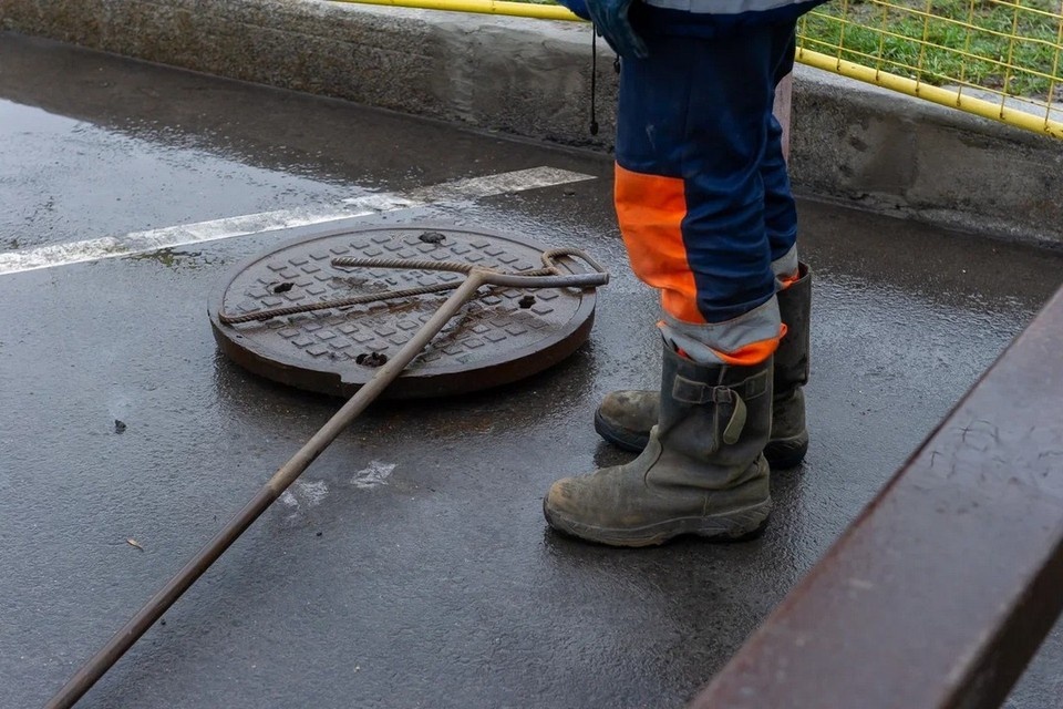    В Новосибирске начались работы по новому участку ливневой канализации в пойме реки Каменка. Олег ЗОЛОТО