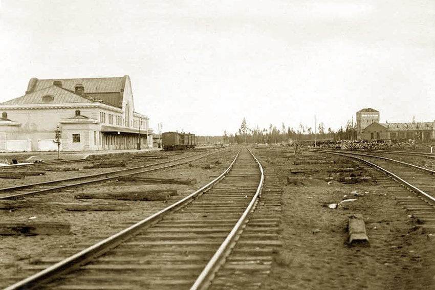 Cтанция Рауту (Rautu) - Сосново. Вид на станцию и пути, вероятно 1928 года. Вид на станцию и пути, вероятно 1928 года. На переднем плане лежат старые (1917 года) шпалы. Вероятно только-что замененые. Слева вдали виднеется новый вокзал и пассажирский состав без локомотива. Справа, типичный для того времени, дровяной склад. За ним виднеется веерный депо на 5 или более стойл и примыкающая к нему прямоугольная в плане водонапорная башня.