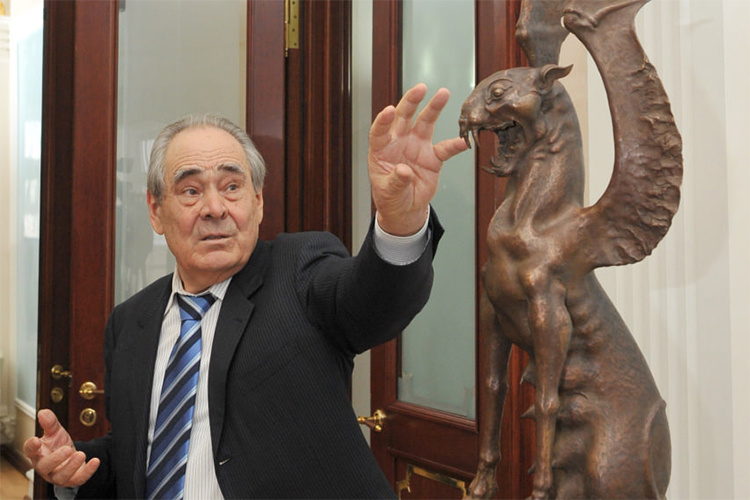    История с «Хранительницей» — «матерью» крылатых барсов — началась в 2011 году, когда государственный советник РТ Минтимер Шаймиев пригласил скульптора из Бурятии, набиравшего тогда мировую известность, выполнить работы для Болгара.   
Фото: tatarstan.ru