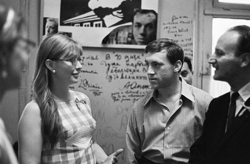 8 июля 1967 года. Посещение Мариной Влади Театра на Таганке. 
В кабинете у Ю.Любимова. Фото - А. Гаранин