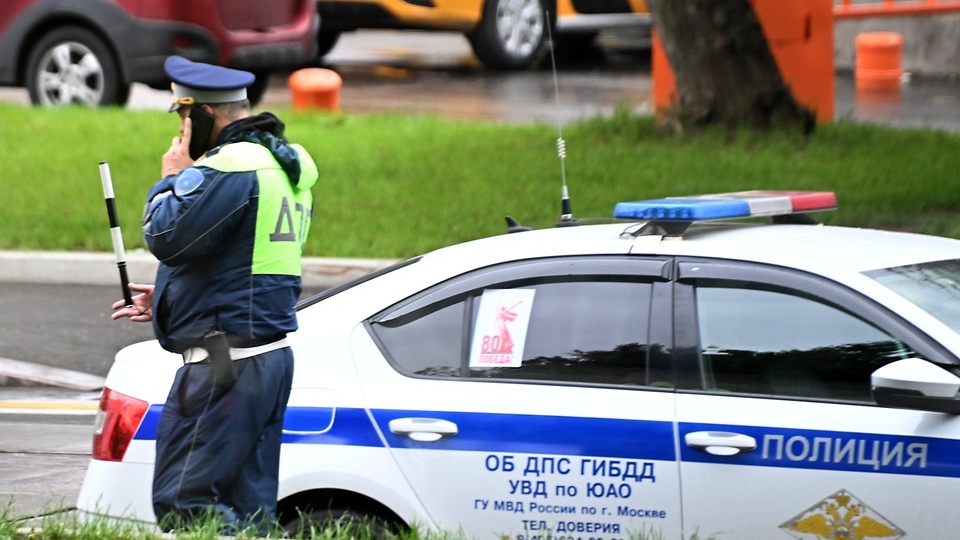 В Ростове водитель выезжал со двора и сбил двух человек