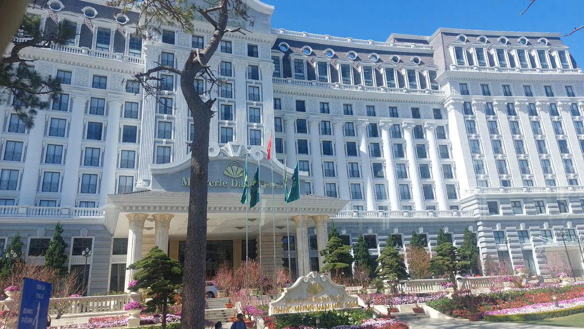 Неожиданно большой крутой отель