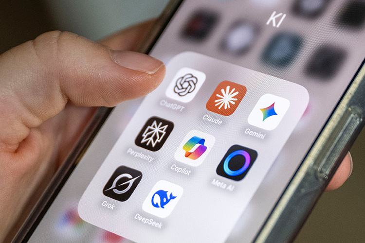    Приложение Claude впервые в истории поднялось на 1-е место в американском App Store, а количество удалений ChatGPT выросло на 295% за сутки.   
Фото: © Philip Dulian / dpa / www.globallookpress.com