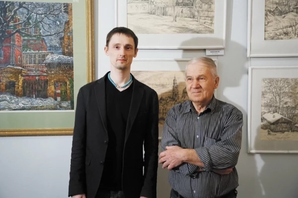    Художник Валентин Денискин с куратором выставки Сергеем Барановым.