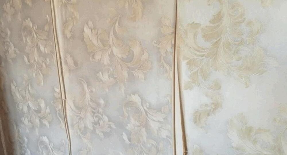 Что делать, если постоянно отклеиваются обои по швам?