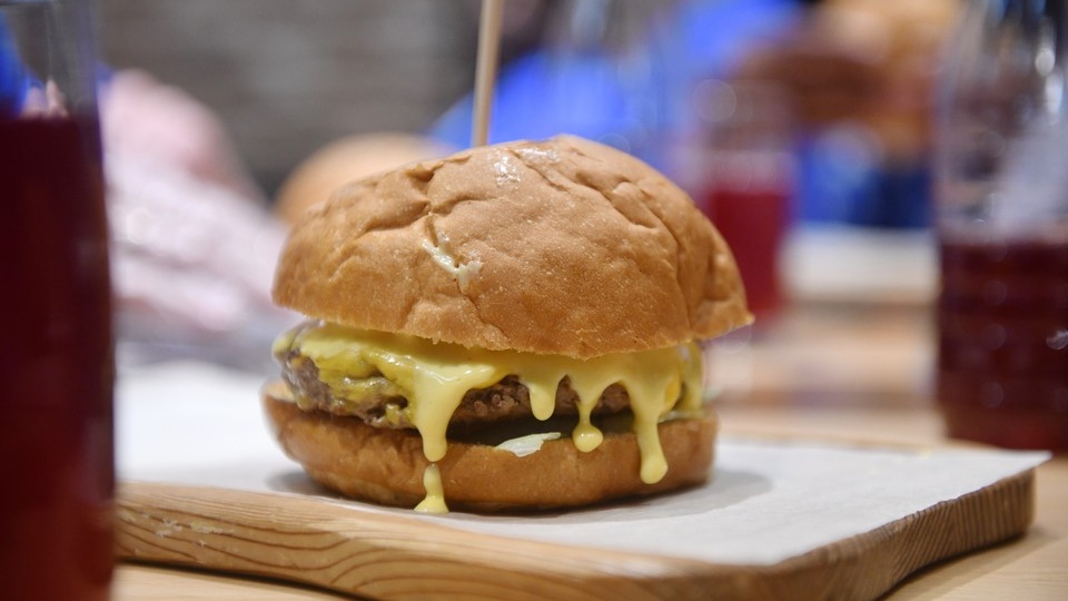 Голодный барнаулец попал под следствие за дерзкое похищение фастфуда