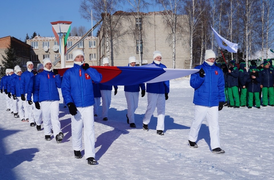    Полотнище в цветах российского флага вынесли на открытие игр. Фото: Аккаунт администрации Парабельского района в «Вконтакте»