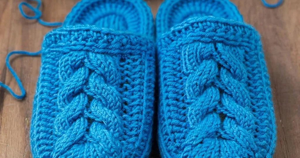 Тепло и уют: Вязаные синие тапочки с элегантным узором косы