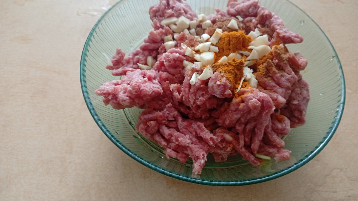 Фарш 400 грамм, чеснок, куркума, смесь молотых перцев. 