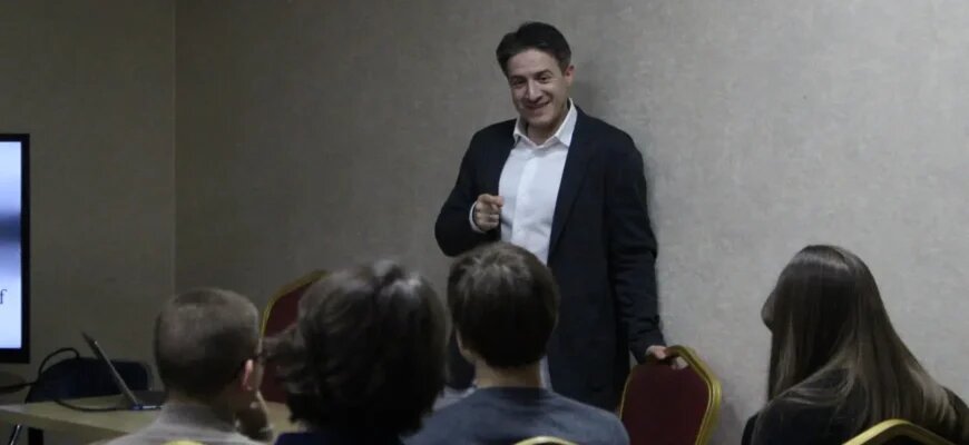    В интервью для Школы журналистики имени Владимира Мезенцева рассказал Георгий Филатов о влиянии журналистики на общество, о своих взаимоотношениях среди коллег и учеников, о терпимости к критике, помогающей ему работать. Борис Пантелеев