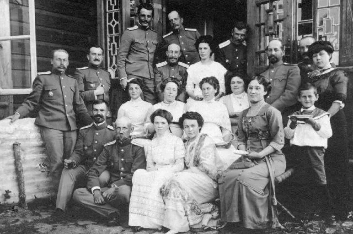    Инженеры крепости и их жёны