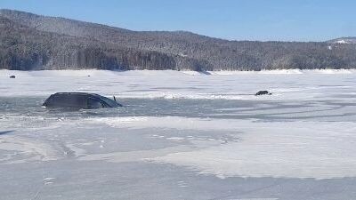 Машина с рыбаками провалилась под лед на Красноярском водохранилище