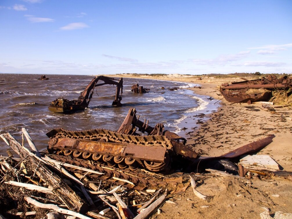 На Сахалине немало заброшенной техники, оставшейся от других грандиозных проектов