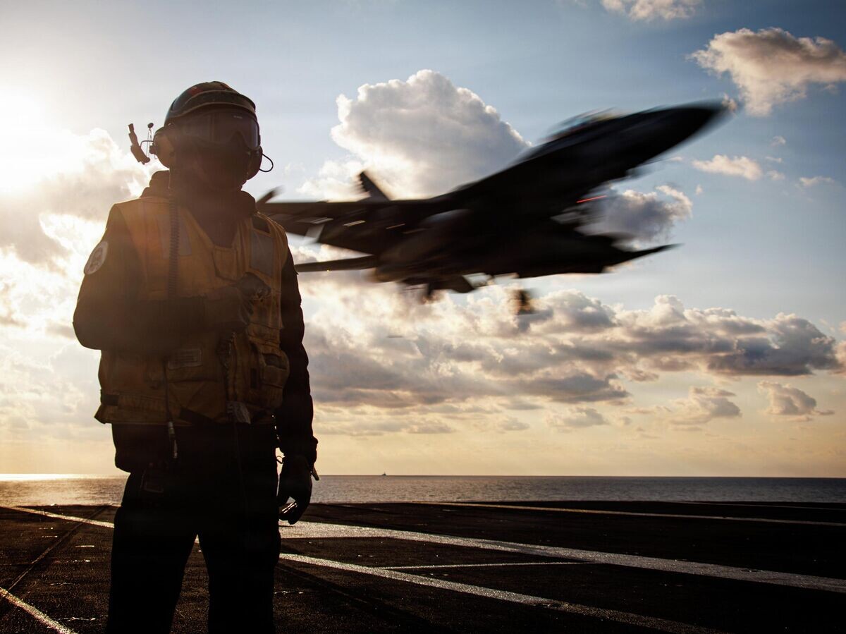    Посадка американского истребителя F/A-18E Super Hornet на палубу авианосца USS Gerald R. Ford в рамках операции "Эпическая ярость" | © Фото : U.S. Navy