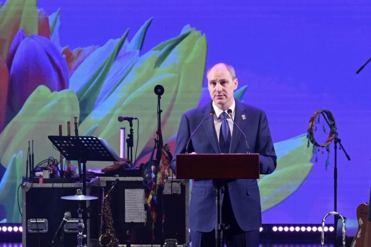    Паслер поздравил жительниц Среднего Урала с 8 Марта