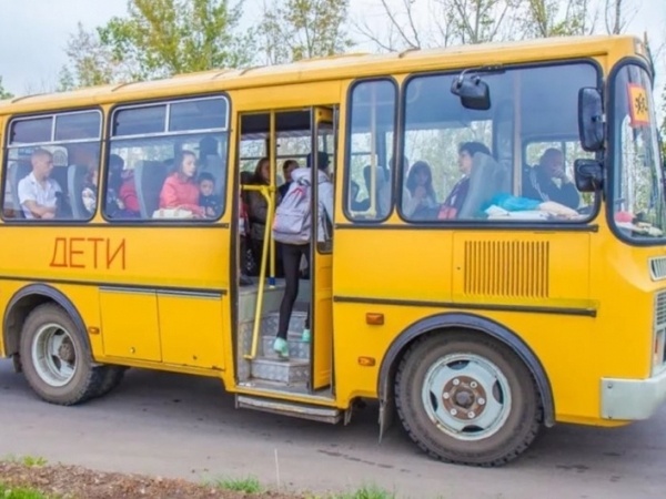 Детей возят специальные школьные автобусы. Фото из https://cdn.er.ru/media/userdata/news/2017/10/06/beb92122216da58cc7aa88874d8b56d5.jpg
