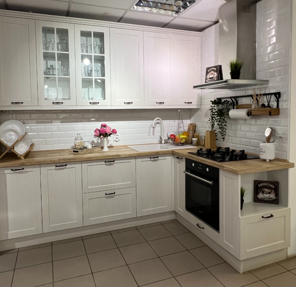 На выставочном образце большое количество предметов не мешает готовить, потому что никто этого не делает