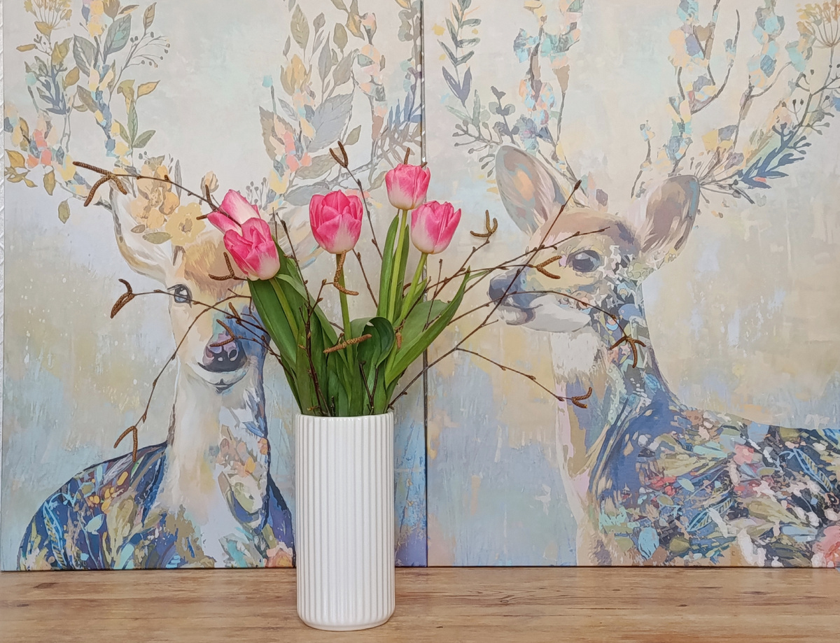 Моя новая ваза уже нашла своё место в интерьере! 🌸 Теперь жду красивые букеты, чтобы она радовала глаз и напоминала о поддержке моих читателей