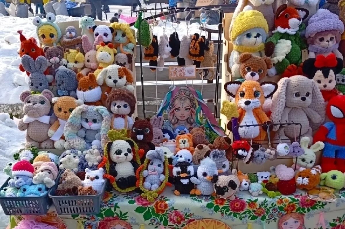    Жительница Юрги вяжет талисманы-брелоки для бойцов СВО