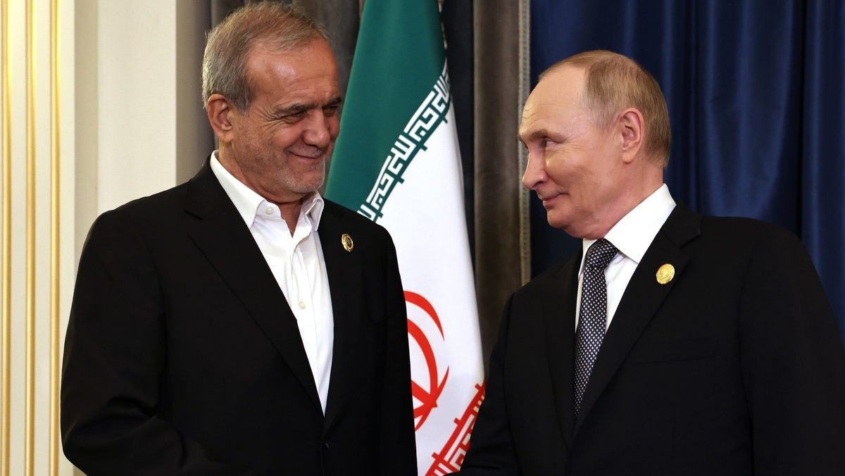     Масуд Пезешкиан и Владимир Путин (архивная фотография)   
Пресс-служба администрации Президента России (kremlin.ru)