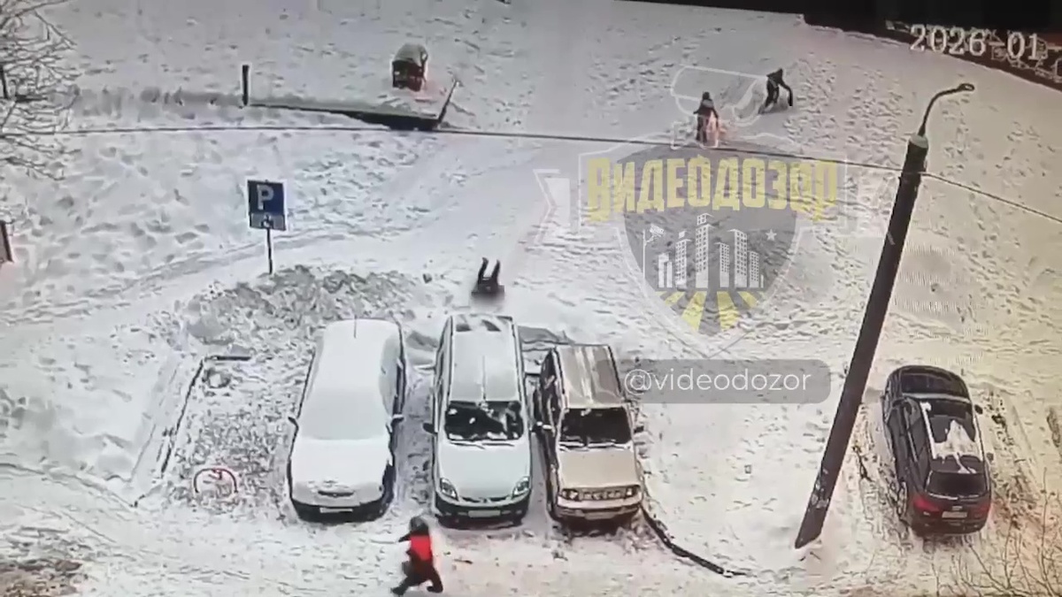    Во уфимском дворе дети съезжают с горки прямо на припаркованные машины