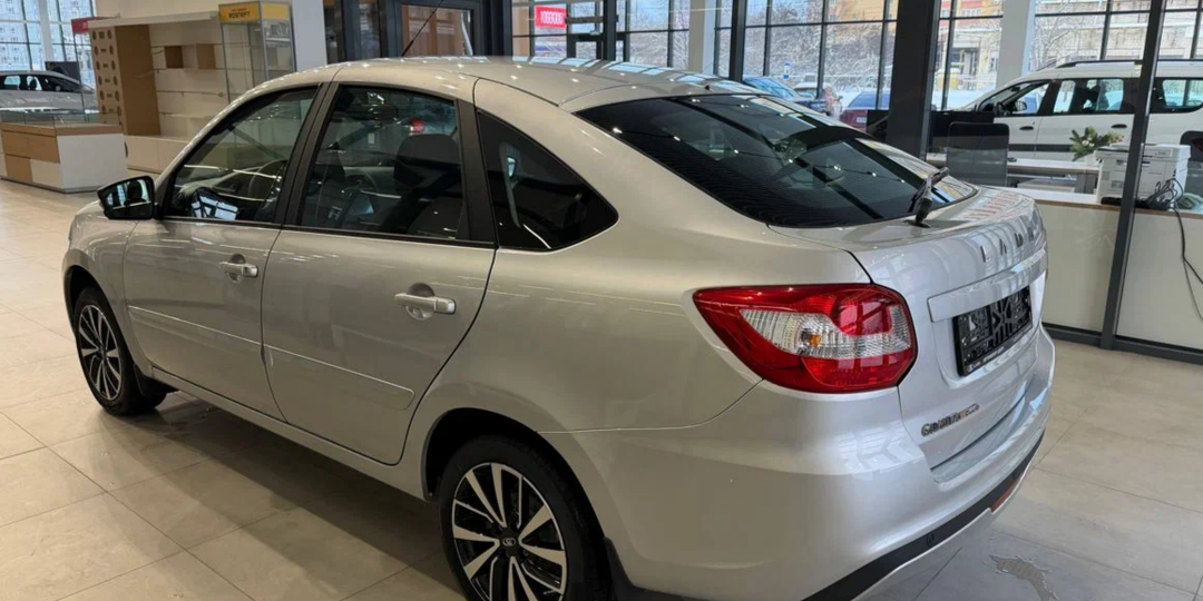 Заехал к дилеру Лада. За сколько продают Гранту? Какие скидки есть? Есть ли скидки на машины 25 года? Навязывают ли допы при покупке?