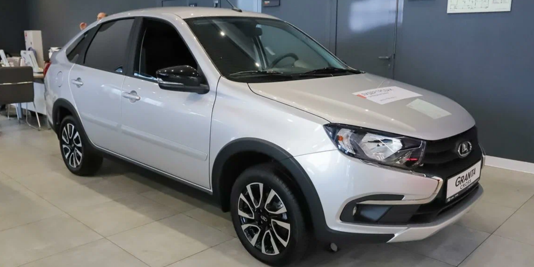 Заехал к дилеру Лада. За сколько продают Гранту? Какие скидки есть? Есть ли скидки на машины 25 года? Навязывают ли допы при покупке?