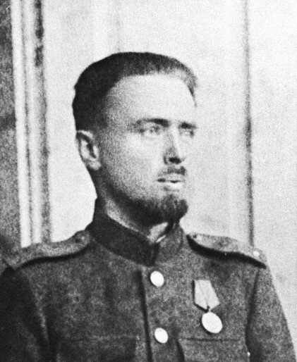 Миклош Штайнмец - советский парламентёр, убитый под Будапештом. Участвовал в Гражданской войне в Испании, будучи бойцом интернациональной бригады, где познакомился с будущим Маршалом Советского Союза Родионом Малиновским и венгерским интернационалистом Мате Залкой. С августа 1944 года участвовал в Великой Отечественной войне (служил пропагандистом-агитатором в политотделе 317-й гвардейской стрелковой дивизии 17-го гвардейского стрелкового корпуса 18-й армии 4-го Украинского фронта). Когда автомобиль Штайнмеца с белым флагом приблизился к вражеским позициям, немецкие войска открыли огонь из пулемётов. Штайнмец и младший сержант Филимоненко погибли на месте, а третий член группы — лейтенант Кузнецов — был тяжело ранен.