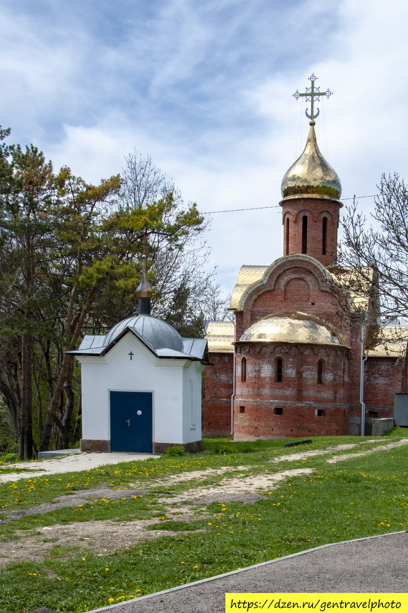 У входа на территорию замка расположена часовня Покрова пресвятой Богородицы в посёлке Аликоновка, расположенном неподалёку.