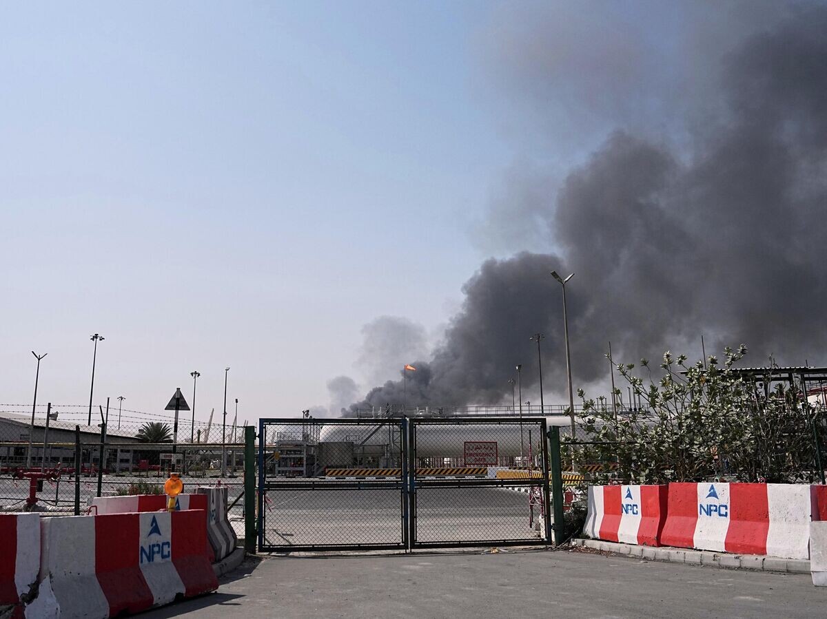    Дым поднимается после атаки иранского беспилотника в портовой зоне Дубая, ОАЭ | © AP Photo / Fatima Shbair