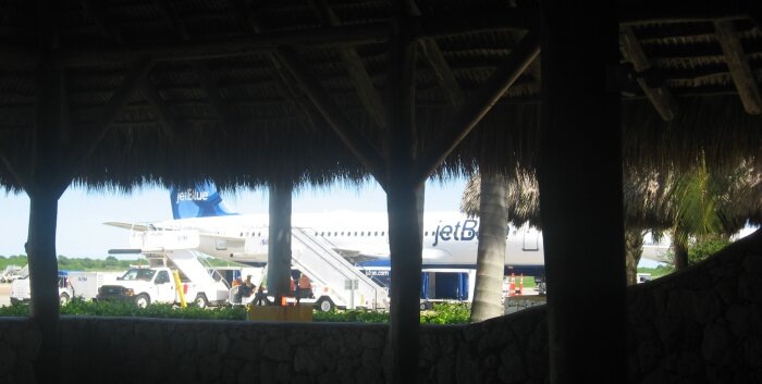 На Карибских островах в аэропортах нет стен – любой может выйти на лётное поле, но никто не выходит / фото: Vostok.Today