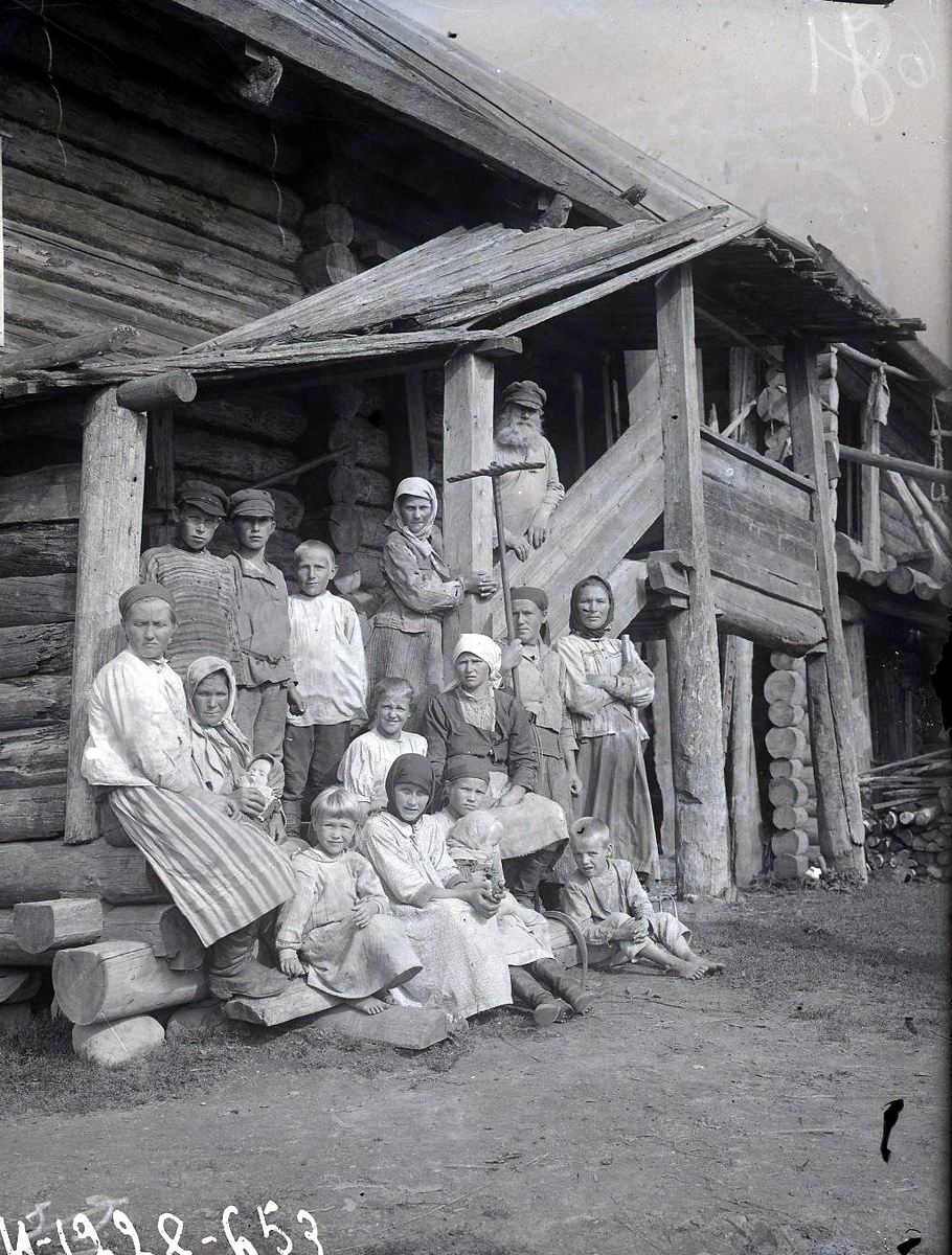 Семья на крыльце дома