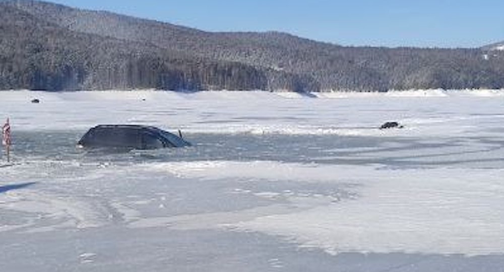 На Красноярском море два рыбака провалились под лёд
