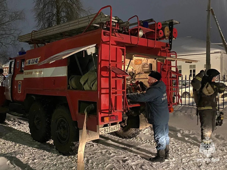     В Боровичской ЦРБ под покровом ночи провели противопожарную тренировку. фото: пресс-служба ГУ МЧС РФ по Новгородской области