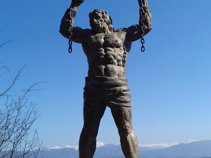 Здесь Боги приковали Прометея