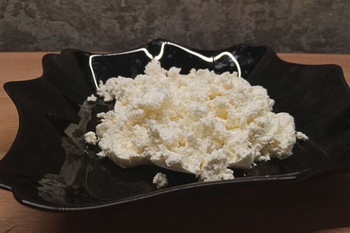    От TikTok до 'белого золота': как творог стал новой нефтью, покорившей Британию и предвещающей 'Творожный Апокалипсис' к 2028 году.