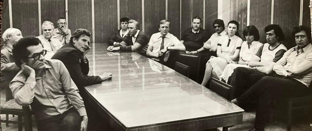 Летучка в редакции "Литературной России". Вдалеке сидит член редколлегии Виктор Боков - с женой Алевтиной