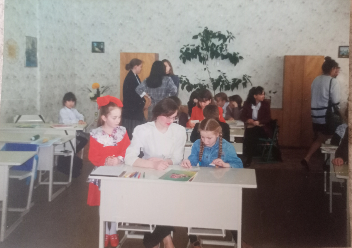 Педагогическая практика в пединституте. Я за первой партой занимаюсь с девочкой.