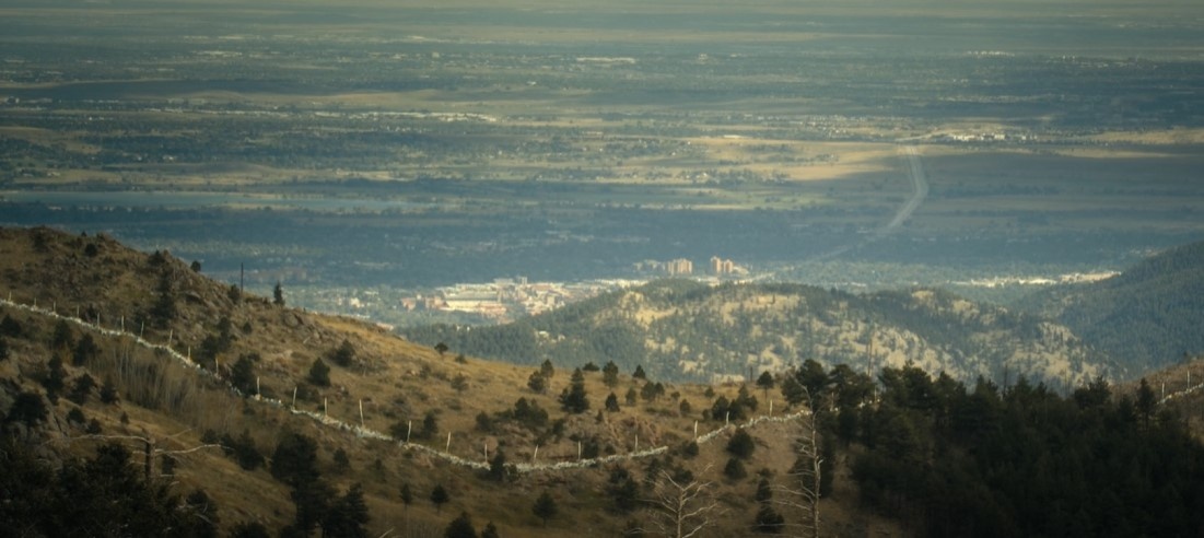 Линия жизни, которую невозможно построить. Кадр фильма "Хищные земли" 2025