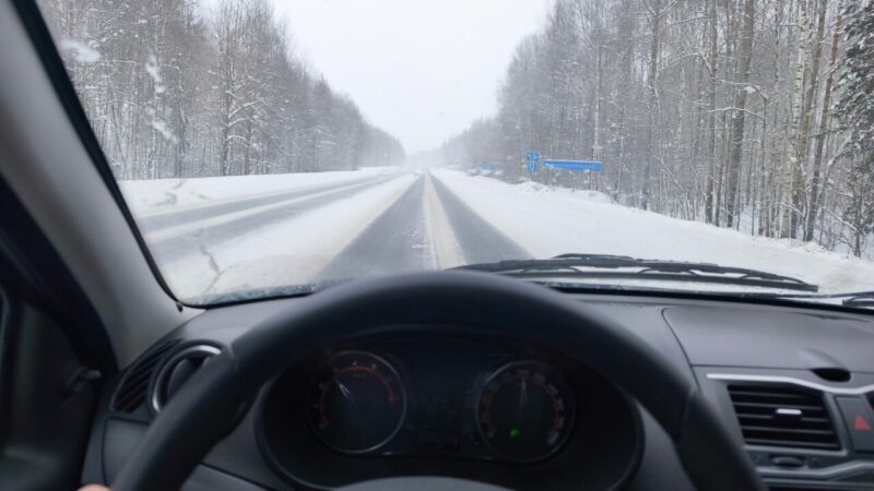 Для кого-то зимняя дорога — удовольствие и радость, а кто-то её боится. Фото: Денис Тюркин/Столица С