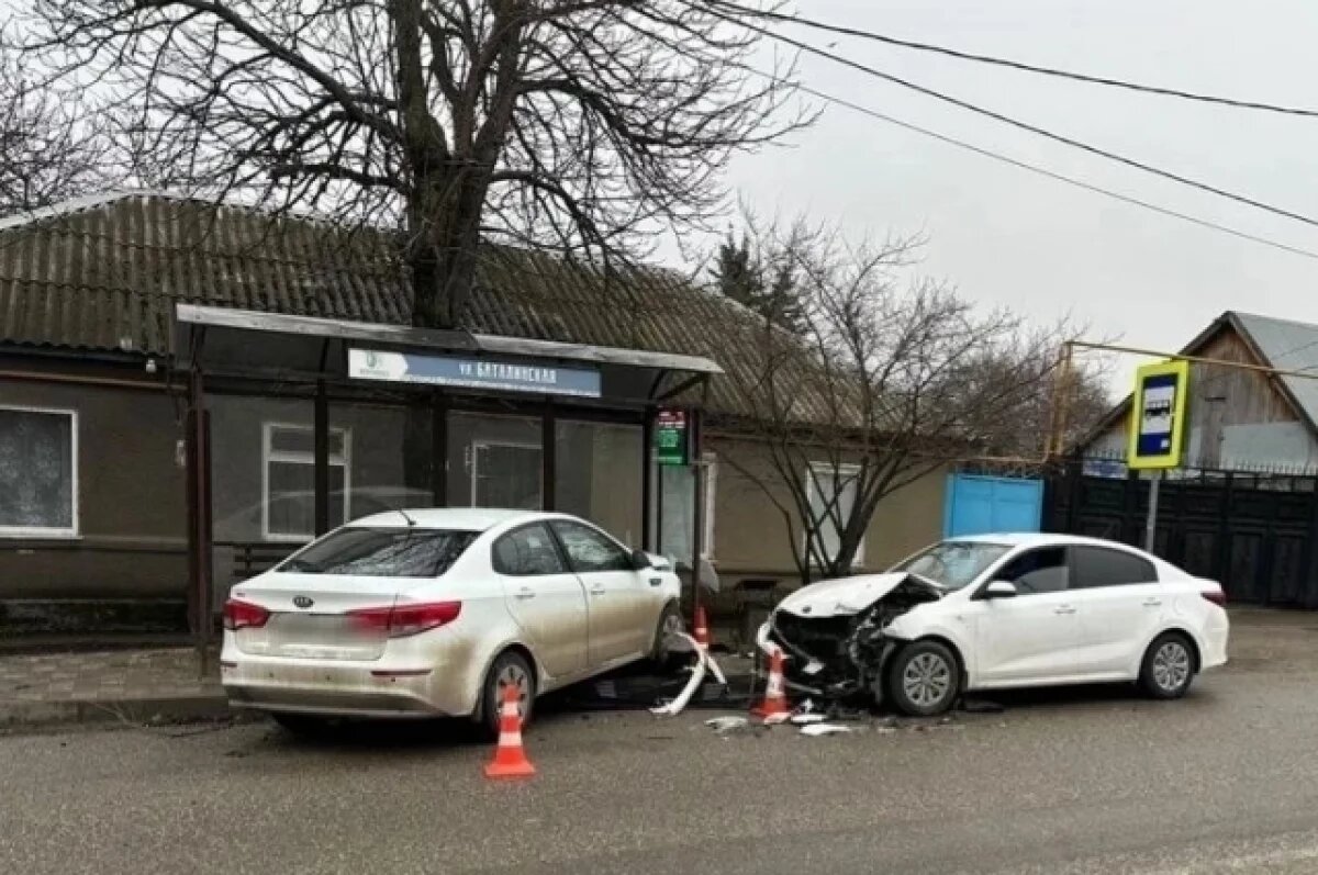    На Ставрополье водитель снес припаркованную машину и остановку и сбежал