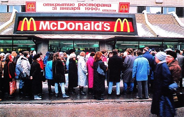 "Умные" выстроилмсь в очередь в московский Макдональдс в 1990 году за булкой с куском сомнительного мяса. Фото из открытых источников интернета 
