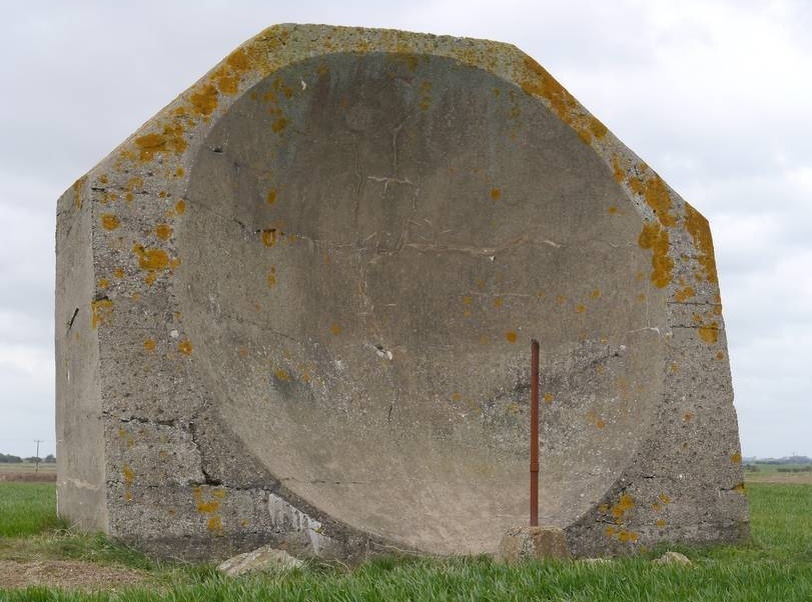     Акустическое зеркало   
(cc) Kilnsea Sound Mirror by James T M Towill