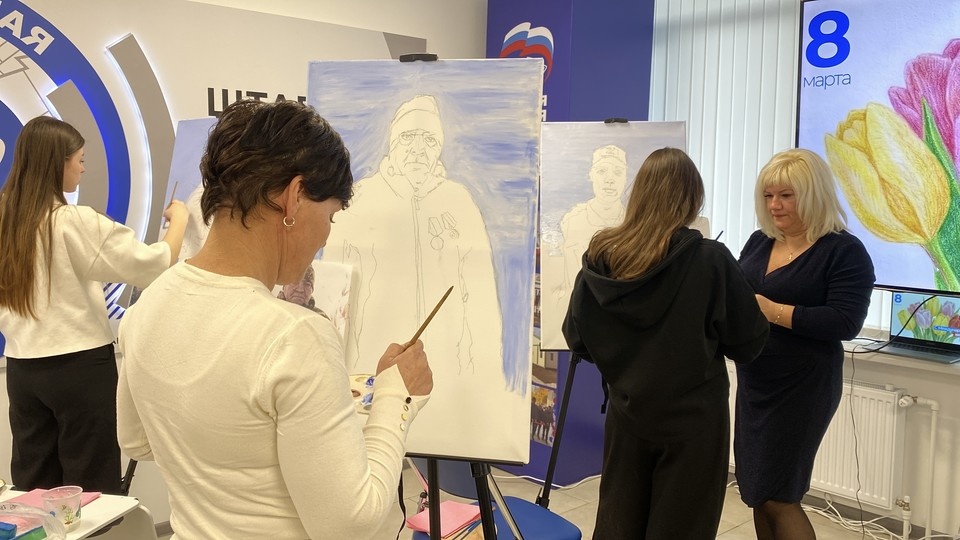    Женщины рисовали портреты своих мужчин. Фото: Единая Россия